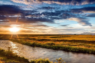 Bir dağ nehir geleneksel natur ile pitoresk peyzaj
