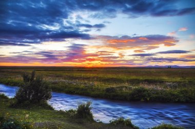 Bir dağ nehir geleneksel natur ile pitoresk peyzaj