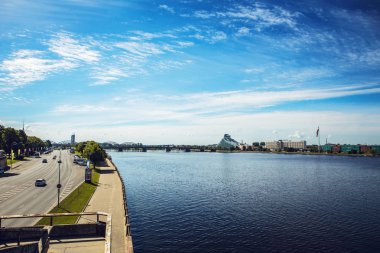 Eski köprünün Avrupa şehir Riga.