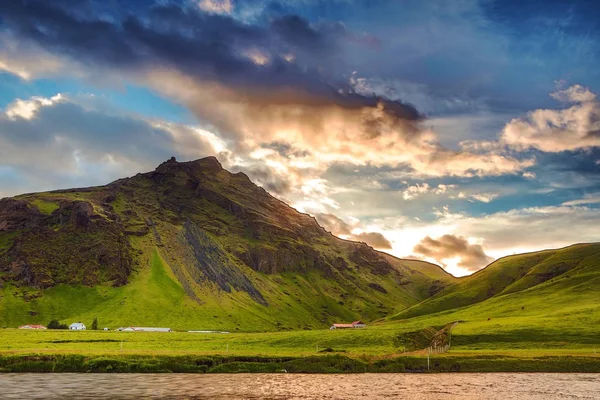 Schilderachtig landschap van een rivier berg met traditionele natur — Stockfoto
