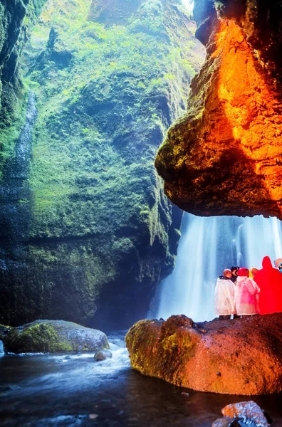 Bela caverna de montanha islandesa . — Fotografia de Stock