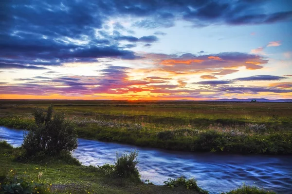 Bir dağ nehir geleneksel natur ile pitoresk peyzaj