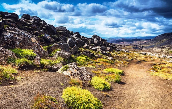 IJsland bergweg en schilderachtige landschap. — Stockfoto