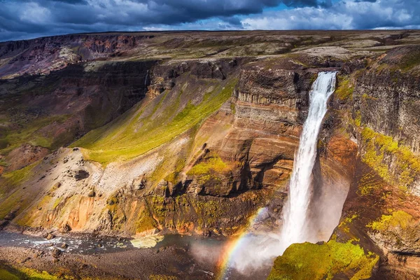 Pittoreskt landskap av berg vattenfall och traditionella na — Stockfoto