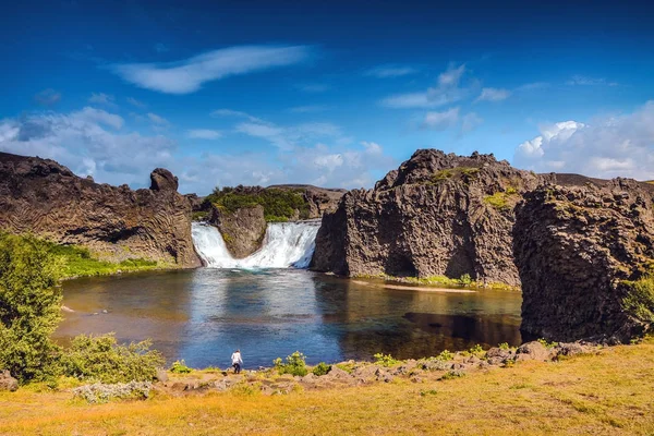 Pintoresco paisaje de una cascada de montaña y na tradicional — Foto de Stock