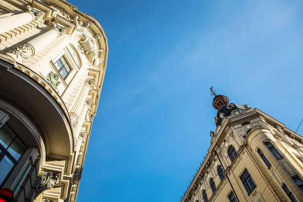 Staré Evropské město Riga prohlédnout tradiční stavební architektury. — Stock fotografie