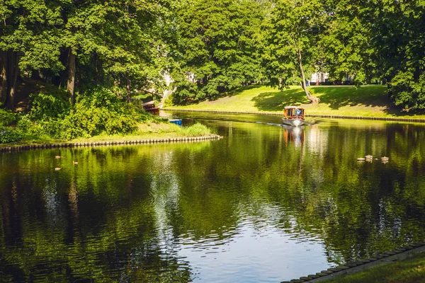 Vackra höst park i Riga. — Stockfoto