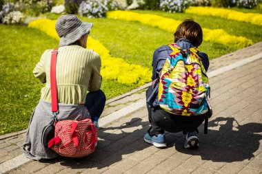İki kadının fotoğraf Bahçe çiçek yapması.