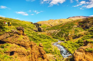 Bir dağ nehir geleneksel natur ile pitoresk peyzaj