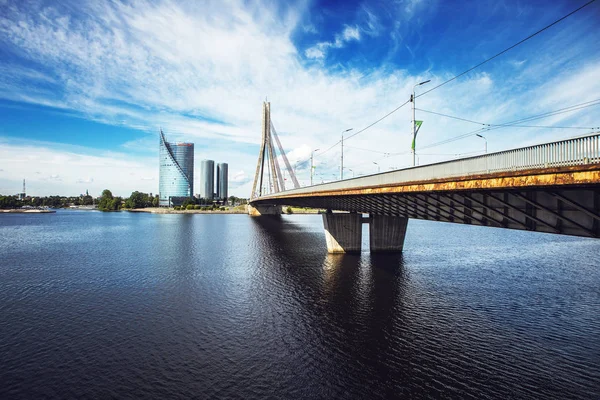 Ponte velha na cidade europeia de Riga . — Fotografia de Stock