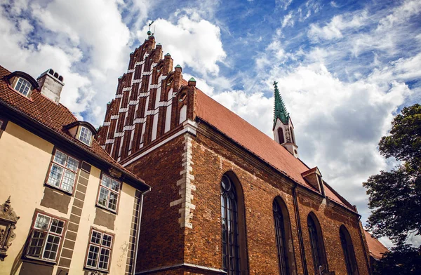 Vieille ville européenne Riga vue rapprochée de l'architecture traditionnelle du bâtiment . — Photo