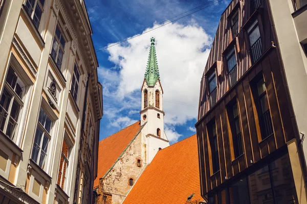 Staré Evropské město Riga prohlédnout tradiční stavební architektury. — Stock fotografie