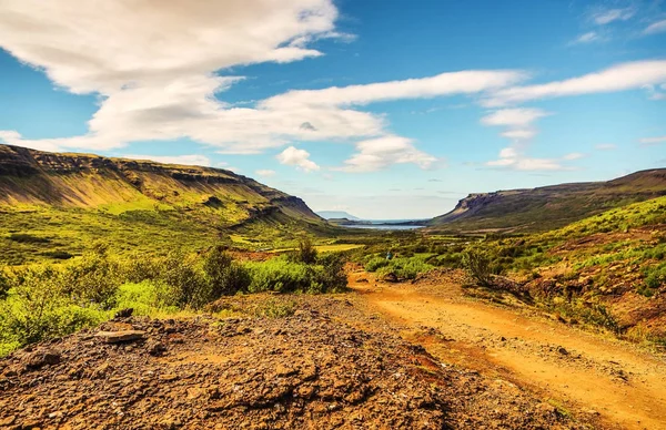 Mountain Iceland road and picturesque natural landscape. — Stock Photo, Image