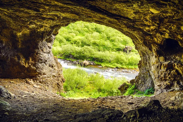 Bela caverna de montanha islandesa . — Fotografia de Stock