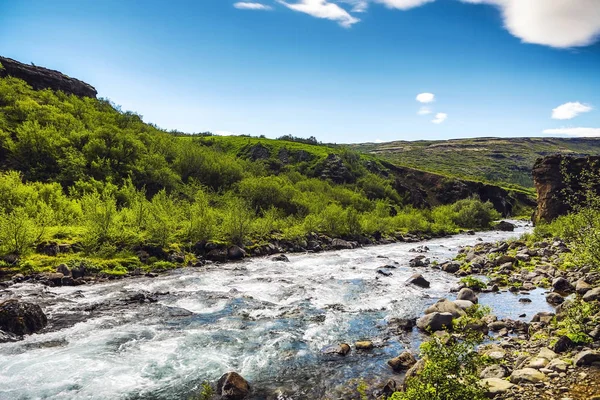 Живописный пейзаж горной реки с традиционным натуром — стоковое фото