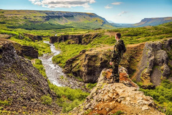 アイスランドの風景に対して旅行者. — ストック写真