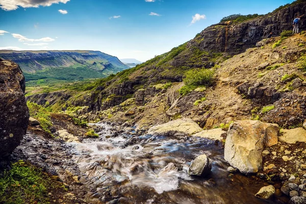 Γραφικό τοπίο με ένα ποτάμι βουνό με παραδοσιακό natur — Φωτογραφία Αρχείου