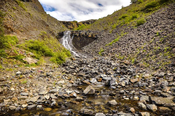 Paisagem pitoresca de um rio de montanha com natur tradicional — Fotografia de Stock