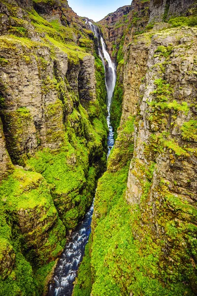 Pintoresco paisaje de una cascada de montaña y na tradicional — Foto de Stock