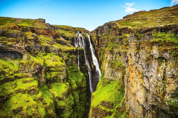 Pintoresco paisaje de una cascada de montaña y na tradicional — Foto de Stock