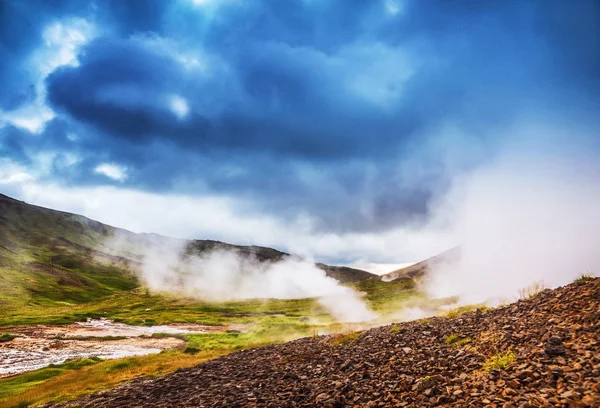 Icelandic geyser vapors and picturesque nature. — Stock Photo, Image