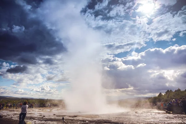 Ισλανδικά geyser ατμούς και γραφικό χαρακτήρα. — Φωτογραφία Αρχείου
