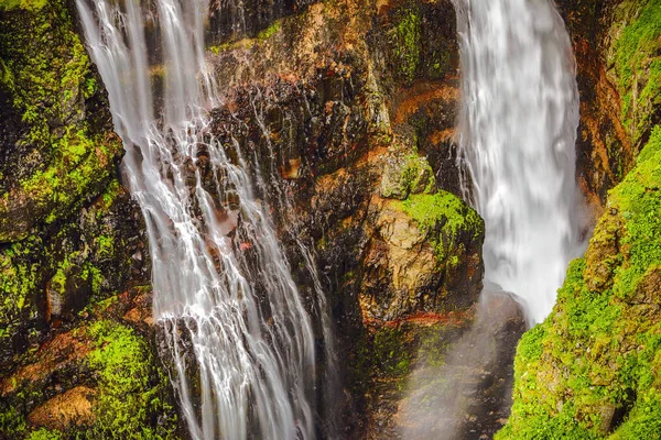 Paisagem pitoresca de uma cachoeira de montanha e na tradicional — Fotografia de Stock