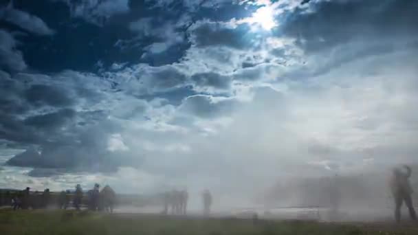 Des Vapeurs Geyser Islandais Une Nature Pittoresque Avec Touriste Mouvement — Video