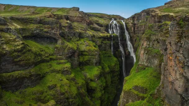 Γραφικό Τοπίο Βουνού Καταρράκτη Και Παραδοσιακό Χαρακτήρα Της Ισλανδίας Πλάνα — Αρχείο Βίντεο