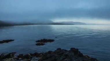 Doğal İzlanda sabah yatay, mistik haze. 4 k zaman atlamalı görüntüleri.