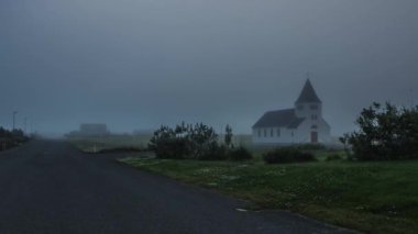 Doğal İzlanda sabah yatay, mistik haze. 4 k zaman atlamalı görüntüleri.