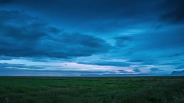 İzlanda'daki geleneksel doğa ile dağ manzara. 4 k zaman atlamalı görüntüleri.