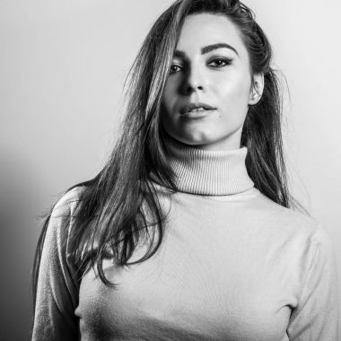 Şehvetli genç kadın poz Studio modeli. Siyah-beyaz fotoğraf.