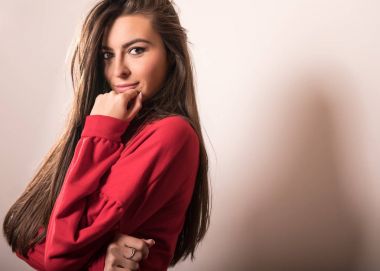 Genç şehvetli model kadın kırmızı poz Studio.