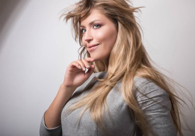 genç seksi model kadın poz Studio.