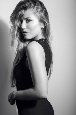Şehvetli genç kadın poz Studio modeli. Siyah-beyaz fotoğraf.