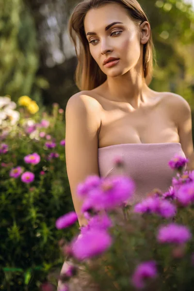 Retrato al aire libre de una hermosa mujer joven con ropa casual posando en el jardín de otoño . —  Fotos de Stock