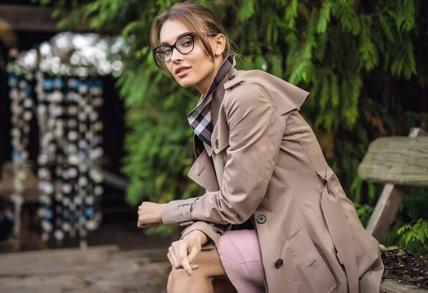 Szabadban szemüveg őszi kertben gyönyörű fiatal nő portréja. — Stock Fotó