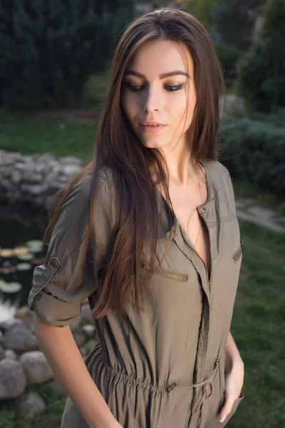 Portrait en plein air de belle jeune femme en vêtements décontractés posant dans le jardin d'automne . — Photo