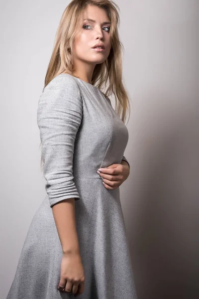 Mladý model Smyslná žena pozice ve studiu. — Stock fotografie