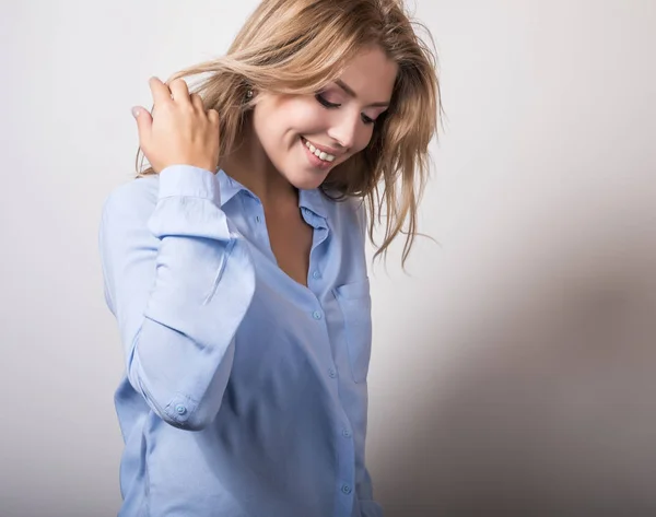 Junge sinnliche Modell Frau posieren im Studio. — Stockfoto