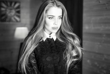 Zarif genç güzellik kadın yakın çekim siyah-beyaz portre.