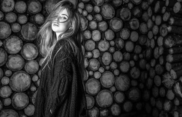 木製の背景に対して魅力的な女性の肖像画。白黒写真. — ストック写真