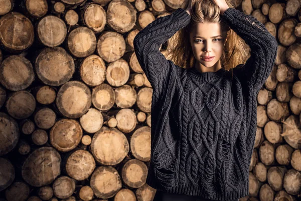 Attractive women portrait against wooden background. — Stock Photo, Image