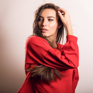 Genç şehvetli model kadın kırmızı poz Studio.