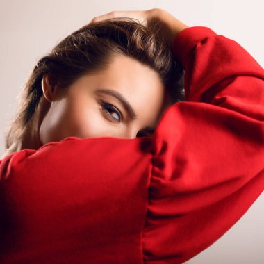 Genç şehvetli model kadın kırmızı poz Studio.