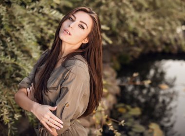 Açık havada rahat kıyafetler sonbahar bahçede poz güzel genç kadın portresi.