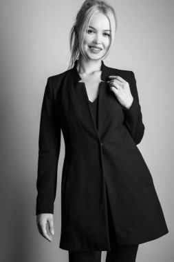 Şehvetli genç kadın poz Studio modeli. Siyah-beyaz fotoğraf.