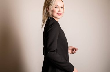 genç seksi model kadın poz Studio.