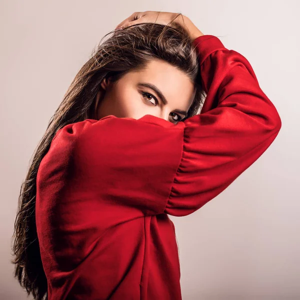 Νεαρό μοντέλο αισθησιακή γυναίκα στο κόκκινο θέτουν στο studio. — Φωτογραφία Αρχείου